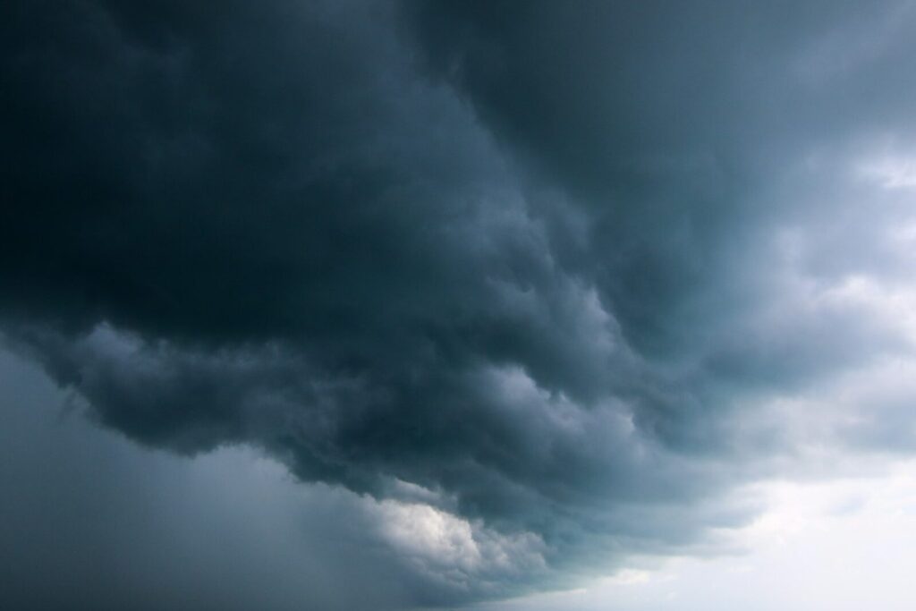 Nubes de tormenta oscuras y densas sobre campo abierto