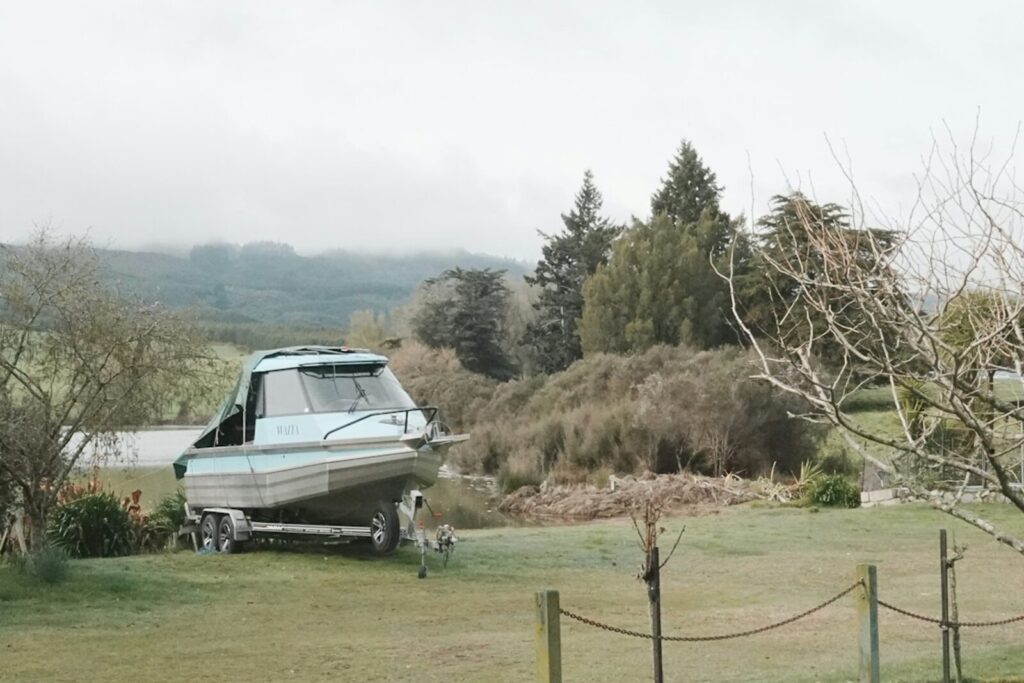 Un bote sobre un remolque a la orilla de un campo